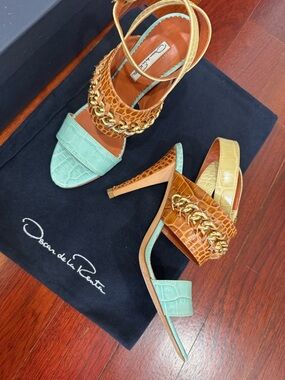 Oscar de la Renta RARE Mint & Tan Croc-Embossed Chain Heel Sandals